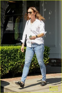 jennifer-garner-shopping-august-2019-02.jpg