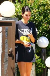 kendall-jenner-summer-street-style-08-14-2019-1.jpg