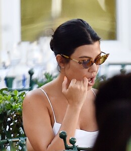 kourtney-kardashian-summer-style-out-in-portofino-08-03-2019-0.jpg