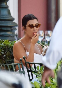 kourtney-kardashian-summer-style-out-in-portofino-08-03-2019-6.jpg