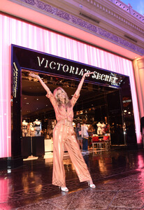 lingerie-fall-2019-martha-luxe-las-vegas-store-event-6-victorias-secret-hi-res.jpg