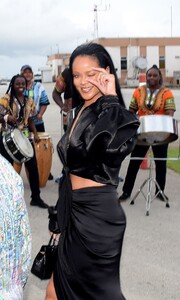 rihanna-arrives-in-barbados-for-the-crop-over-festival-08-04-2019-2.jpg