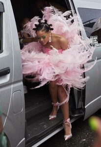 rihanna-in-a-costume-at-barbados-kadooment-day-parade-08-05-2019-1.thumb.jpg.148daf374d4063005ee4dcd2e99b89e1.jpg