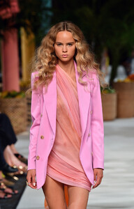 1041687638_OscardelaRentaRunwaySeptember2019NewkCgobyiIOKgx.thumb.jpg.c9c2651b1f267f916c033178c5be0361.jpg