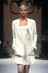 1047690828_Valentino1994HauteCouture11.thumb.jpg.859d3dcc8ab704fb627b1b8ad84ae220.jpg