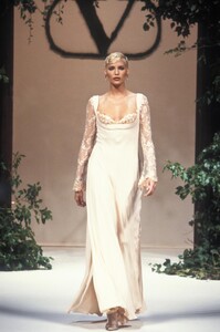 1055550313_Valentino1994HauteCouture111.thumb.jpg.47f6a18145a573cbc4edd7ca7fb8f0c7.jpg