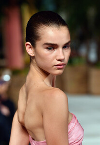 1067163932_OscardelaRentaRunwaySeptember2019Newjq42s8ts5RBx.thumb.jpg.b50d3027b089710c30c9c36470bfc805.jpg