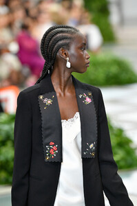 1202331573_ToryBurchNYFWSS20Runway5lEHcRFdpxZx.thumb.jpg.0ce09234ba44a6a5564ab35a68be17d3.jpg
