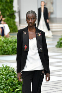 1328475529_ToryBurchNYFWSS20RunwayOJ4soWJvGanx.thumb.jpg.debbc50006e2ec490c1566adddb9d925.jpg