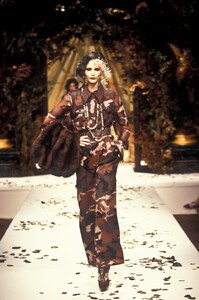 1550245789_Valentino1994HauteCouture60.thumb.jpg.08849155049ebe60a89761540bcef288.jpg