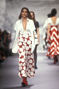 1758020951_KarlLagerfeld1990WomenRTW44.thumb.jpg.f6612bb8d78c07074c756eb0b78d6bb0.jpg