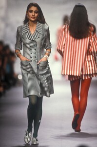 1915476404_KarlLagerfeld1990WomenRTW16.thumb.jpg.d0a03e1382d5cde01ded3306758dcdf1.jpg