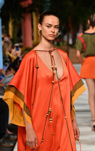 202881224_OscardelaRentaRunwaySeptember2019NewhedQbH13Olux.thumb.jpg.f28961a0d5102dd1b50fd7342c185388.jpg