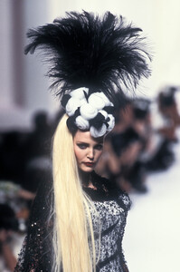 236873216_Chanel1994HauteCouture86.thumb.jpg.7a9a4b36fbccafd86dfdf73b8b1b41cd.jpg