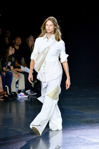 46053497_RagBoneRunwaySeptember2019NewYorkFashionFbHRWjwWUB5x.thumb.jpg.1dd964b493b69e7e76185c1293009cc8.jpg