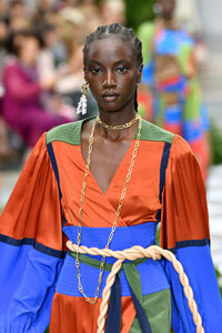 574800296_ToryBurchNYFWSS20RunwaySBpLXNCnl96x.thumb.jpg.24ebae73b67be9d050570dc8e44e0214.jpg