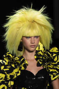 815386364_JeremyScottSpring2020Details6eLiyXdtXQwx.thumb.jpg.5f0d0b48b131c59838f436ca2a868996.jpg