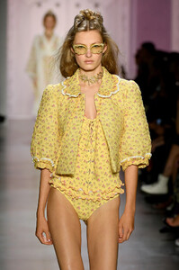 825146954_AnnaSuiRunwaySeptember2019NewYorkFashionxZfV6-07_38x.thumb.jpg.d7c9749960a866d450a4a4c8fff96a95.jpg