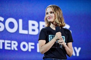 Natalie-Portman---2019-Global-Citizen-Festival_-Power-The-Movement-04.thumb.jpg.5b4097cfde3201ee26086c8b21592845.jpg