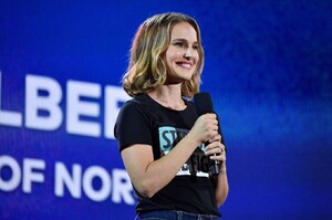 Natalie-Portman---2019-Global-Citizen-Festival_-Power-The-Movement-07.thumb.jpg.edaa61bd3aca84a0cb56bb632ffb3fa3.jpg
