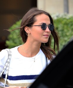 alicia-vikander-and-michael-fassbender-out-in-paris-09-05-2019-2.thumb.jpg.27a690721f7d7ae33a7fa2d64841bf07.jpg