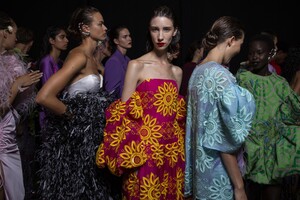 backstage-defile-prabal-gurung-printemps-ete-2020-new-york-coulisses-45.thumb.jpg.7b74ddbe39b7ae111adfef46d8a08696.jpg
