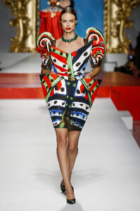 moschino-rtw-spring-2020-milan-ar-026.thumb.jpg.d31ae67cb8267184a299bd781f28f56f.jpg