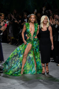 versace-ss-2020-10.thumb.jpg.ea08e9a2cba2f583b9648e5e13217193.jpg