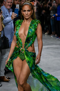 versace-ss-2020-6.thumb.jpg.97c0613321cca9ee00e21ae08bbb3f4b.jpg