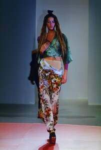 1825225870_jean-paul-gaultier-ss-1999(10).thumb.jpg.9e3faa260dbab15470f81cc69fdd6eb2.jpg