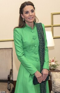 19734696-7573891-Kate_at_the_Presidential_Palace_today-a-3_1571144920280.jpg