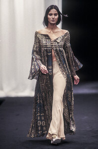 655825461_AlbertaFerretti1993WomenRTW115.thumb.jpg.19bd5d5d8764b141beeb4945960aea97.jpg