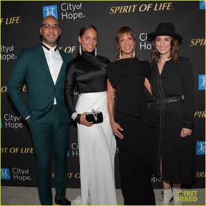 alicia-keys-sara-bareilles-city-hope-event-pics-13.jpg