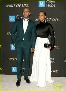 alicia-keys-sara-bareilles-city-hope-event-pics-36.jpg