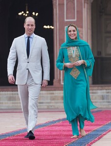 kate-middleton-badshahi-mosque-in-lahore-10-17-2019-7.jpg
