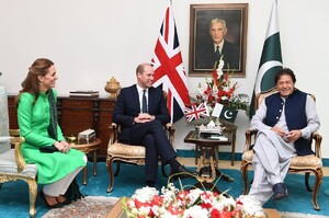 kate-middleton-meets-the-prime-minister-of-pakistan-in-islamabad-10-15-2019-3.jpg