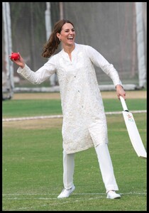kate-middleton-visits-the-national-cricket-academy-in-lahore-10-17-2019-10.jpg