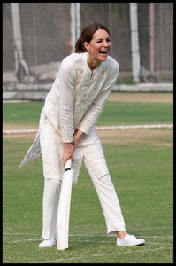 kate-middleton-visits-the-national-cricket-academy-in-lahore-10-17-2019-11.jpg