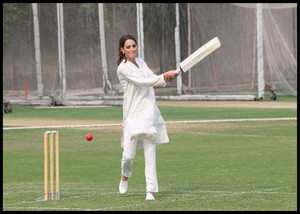 kate-middleton-visits-the-national-cricket-academy-in-lahore-10-17-2019-13.jpg