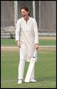 kate-middleton-visits-the-national-cricket-academy-in-lahore-10-17-2019-14.jpg
