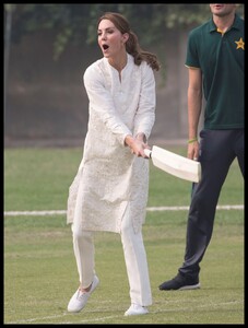 kate-middleton-visits-the-national-cricket-academy-in-lahore-10-17-2019-17.jpg
