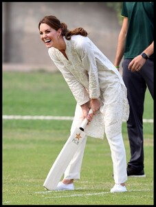 kate-middleton-visits-the-national-cricket-academy-in-lahore-10-17-2019-18.jpg