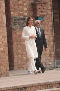 kate-middleton-visits-the-national-cricket-academy-in-lahore-10-17-2019-5.jpg