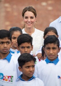 kate-middleton-visits-the-national-cricket-academy-in-lahore-10-17-2019-8.jpg
