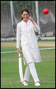 kate-middleton-visits-the-national-cricket-academy-in-lahore-10-17-2019-9.jpg