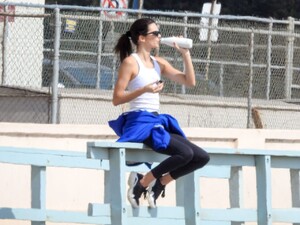 kendall-jenner-heal-the-bay-to-clean-up-the-beaches-in-malibu-10-09-2019-3.jpg