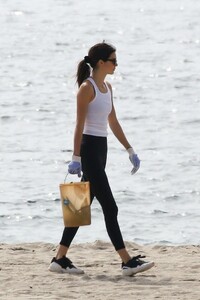 kendall-jenner-heal-the-bay-to-clean-up-the-beaches-in-malibu-10-09-2019-7.jpg