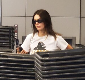 kendall-jenner-lax-airport-in-los-angeles-10-25-2019-0.jpg