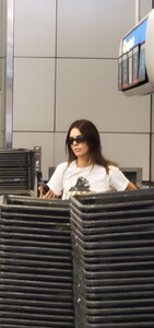kendall-jenner-lax-airport-in-los-angeles-10-25-2019-2.jpg