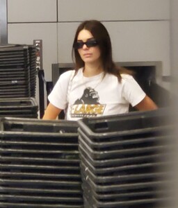 kendall-jenner-lax-airport-in-los-angeles-10-25-2019-3.jpg